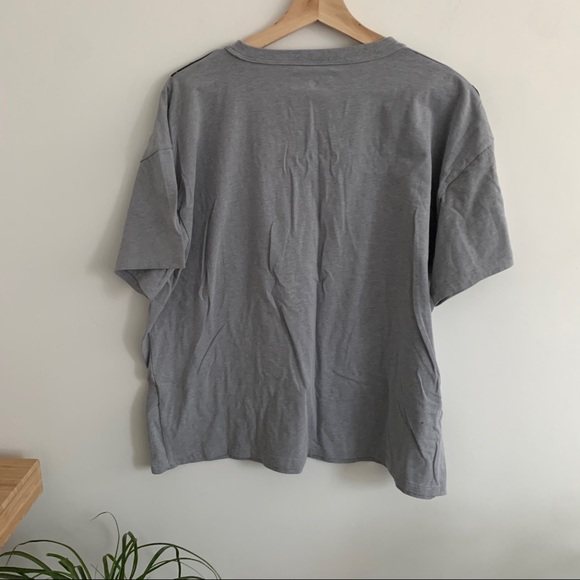 NWOT - UnderArmour - Loose Fit Workout Top - Picture 3 of 4